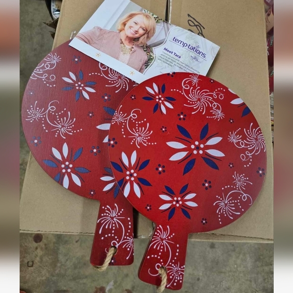 QVC TEMPTATIONS - Red Patriotic Hanging Bamboo Serving Paddles / Cutting Boards - Picture 1 of 9